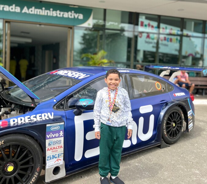 hecad-recebe-carro-de-corrida-e-pilotos-da-stock-car